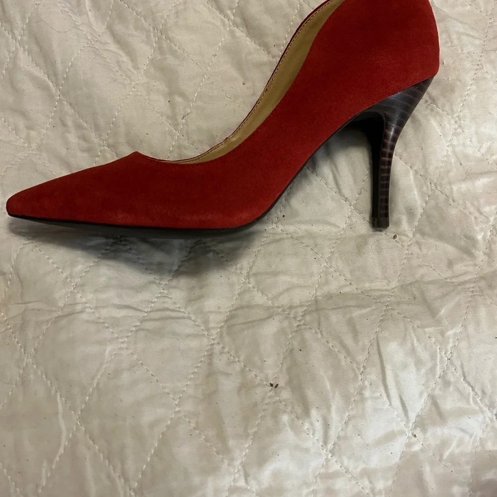 New Mojo Moxy Red Suede pumps.          ‎ 8.5M